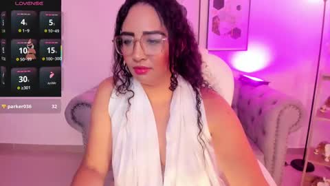 Snapshot of sharon_breezee chatting on October 18, 4:04 am sharon_breezee online show from October 18, 4:04 am