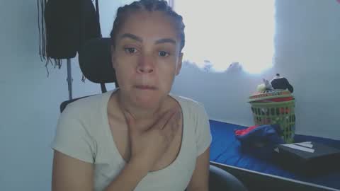 Shayna online show from April 5, 7:02 pm