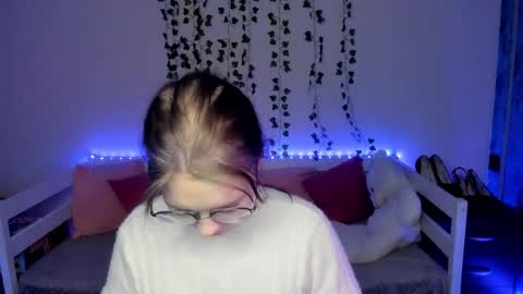 Snapshot of shy_elina01 chatting on October 18, 10:40 am shy_elina01 online show from October 18, 10:40 am