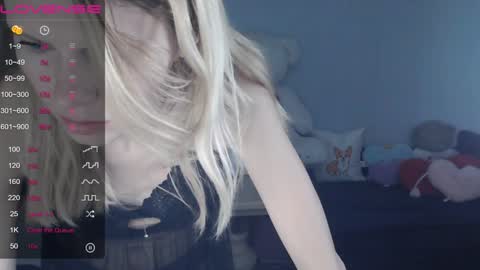 Snapshot of shy_moony chatting on December 22, 6:37 pm just Alex online show from December 22, 6:37 pm