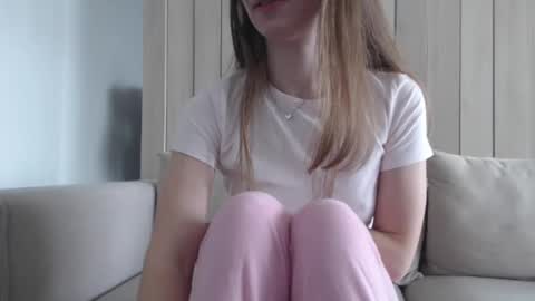 Snapshot of shy_schoolgirl_ chatting on March 5, 9:05 am shy_schoolgirl_ online show from March 5, 9:05 am