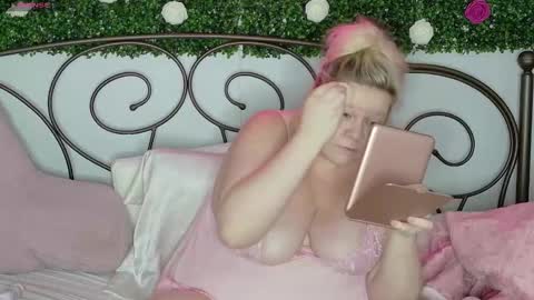 Snapshot of siennaxluxx chatting on October 3, 6:18 am Sienna Luxx online show from October 3, 6:18 am