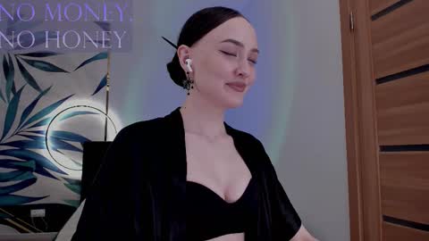 Goddess Sirena online show from February 2, 8:30 pm