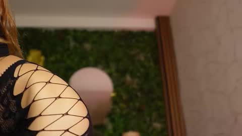 Dee online show from March 14, 9:05 pm