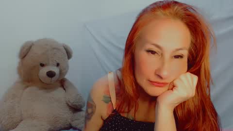 Snapshot of skarlett2072 chatting on February 19, 3:06 am Arlett online show from February 19, 3:06 am
