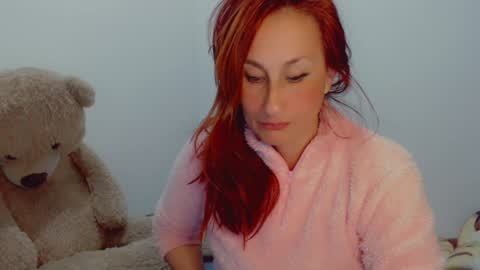 Snapshot of skarlett2072 chatting on January 4, 3:40 am Arlett online show from January 4, 3:40 am