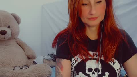 Snapshot of skarlett2072 chatting on February 1, 6:40 pm Arlett online show from February 1, 6:40 pm