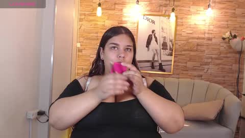 Snapshot of skeler_lovd_b chatting on January 8, 12:58 pm Skarlet online show from January 8, 12:58 pm