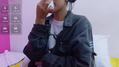 Snapshot of skinnyneighbour_ chatting on October 17, 3:32 am Karla online show from October 17, 3:32 am