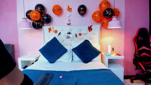 skylerbloom online show from October 22, 3:11 am