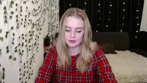 Snapshot of sofia_rosemary chatting on December 30, 1:47 pm sofia_rosemary online show from December 30, 1:47 pm