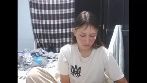 Snapshot of sophie_cutexx chatting on October 10, 2:27 am sophie online show from October 10, 2:27 am