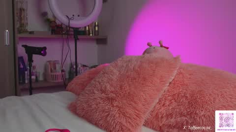 Snapshot of sophie_lii chatting on October 15, 9:28 pm Sophie or Sof online show from October 15, 9:28 pm