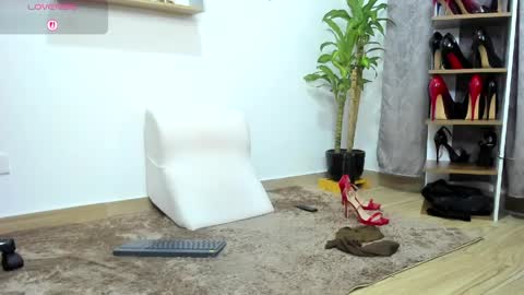 sophiebaker__ online show from April 7, 4:47 am