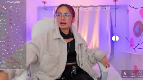 Snapshot of sophiecherry_ chatting on December 6, 10:29 pm Sophie IG sophiecherry es online show from December 6, 10:29 pm