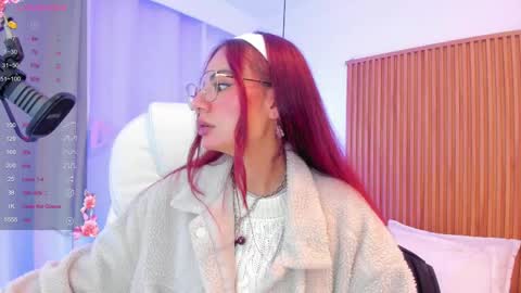Snapshot of sophiecherry_ chatting on February 18, 5:09 am Sophie IG sophiecherry es online show from February 18, 5:09 am