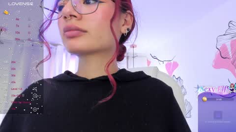 Snapshot of sophiecherry_ chatting on December 2, 8:42 pm Sophie IG sophiecherry es online show from December 2, 8:42 pm