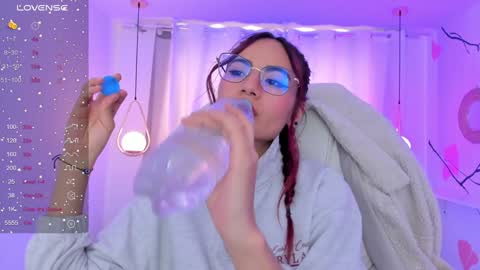 Snapshot of sophiecherry_ chatting on December 9, 8:33 pm Sophie IG sophiecherry es online show from December 9, 8:33 pm