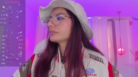 Snapshot of sophiecherry_ chatting on December 28, 9:08 pm Sophie IG sophiecherry es online show from December 28, 9:08 pm