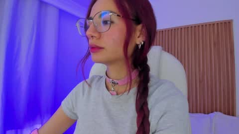 Snapshot of sophiecherry_ chatting on February 3, 7:29 am Sophie IG sophiecherry es online show from February 3, 7:29 am