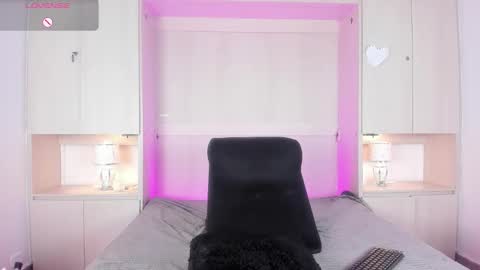 stefannyevans_ online show from March 28, 2:05 pm