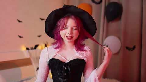 Stella online show from October 28, 1:00 am