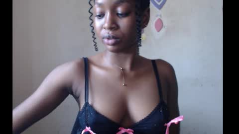 Snapshot of sugarmeltsxx chatting on October 4, 3:38 pm Bella online show from October 4, 3:38 pm