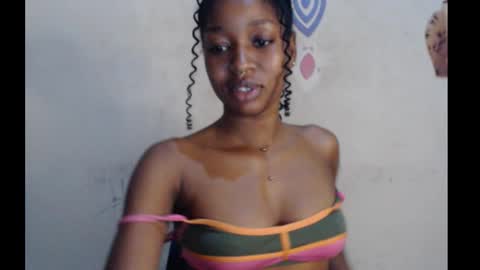 Snapshot of sugarmeltsxx chatting on October 5, 4:56 pm Bella online show from October 5, 4:56 pm