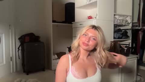 summerclarke2 online show from November 25, 5:31 am