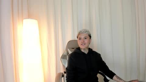 Snapshot of suzu_wolf chatting on October 6, 5:46 am suzu_wolf online show from October 6, 5:46 am