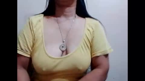 Snapshot of suzzie_hot chatting on March 1, 10:24 am suzzie_hot online show from March 1, 10:24 am