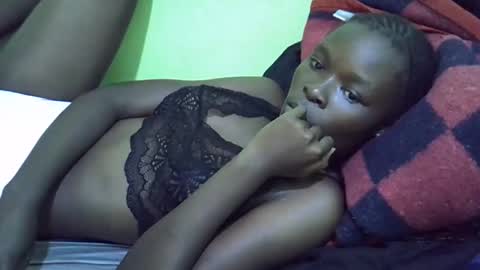 sweet_ella1 online show from May 12, 4:13 pm