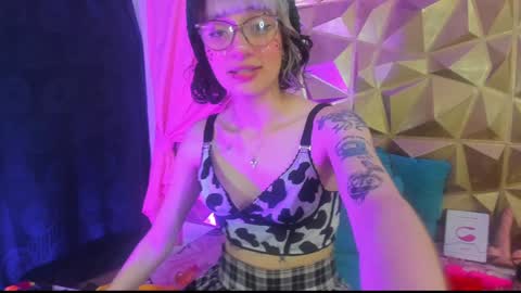 Snapshot of sweet_emmili chatting on December 21, 12:27 pm emmili online show from December 21, 12:27 pm