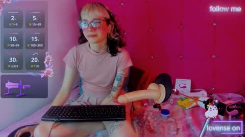 Snapshot of sweet_emmili chatting on October 6, 3:50 pm emmili online show from October 6, 3:50 pm