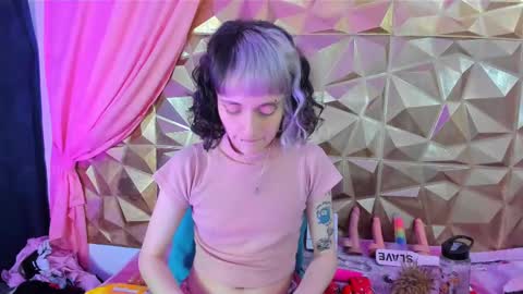 Snapshot of sweet_emmili chatting on February 13, 12:11 pm emmili online show from February 13, 12:11 pm