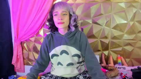 Snapshot of sweet_emmili chatting on February 4, 12:11 pm emmili online show from February 4, 12:11 pm