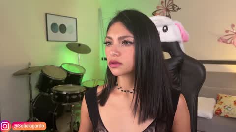 Snapshot of sweet_littleee chatting on December 17, 11:49 pm free private online show from December 17, 11:49 pm