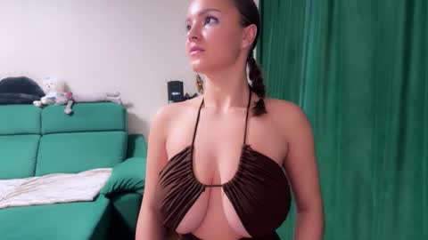 sweet_strawberr online show from December 2, 6:43 pm