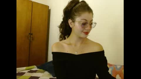 sweetcalm_ online show from April 19, 5:18 am