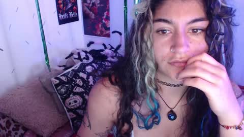 Snapshot of sweetdevil631 chatting on October 7, 4:44 pm Abril online show from October 7, 4:44 pm