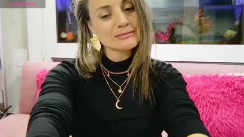 Snapshot of sweetfantasyy69 chatting on January 28, 3:25 am sweef online show from January 28, 3:25 am
