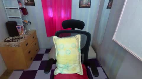 Snapshot of sweetgrace25 chatting on October 8, 9:41 pm IM YOUR GRACE online show from October 8, 9:41 pm