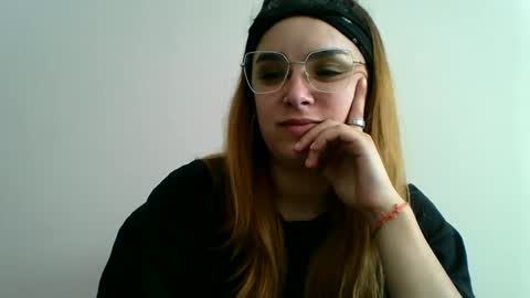 Snapshot of sweetmoonns2 chatting on October 20, 6:33 pm sweetmoonns2 online show from October 20, 6:33 pm