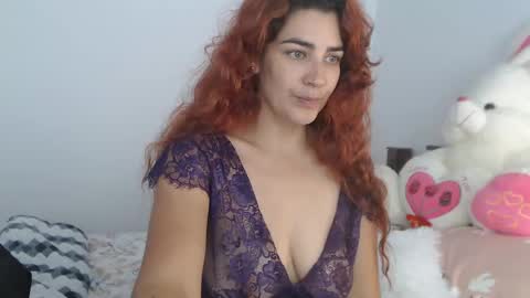 Snapshot of sweetsmile28 chatting on February 23, 5:45 pm Dianis online show from February 23, 5:45 pm