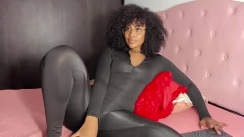 Snapshot of tanisha_owens2 chatting on December 14, 2:11 am TANISHA online show from December 14, 2:11 am