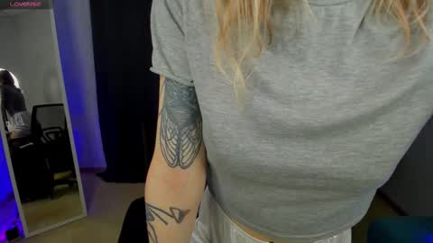 Snapshot of tattoo_artbaby chatting on September 17, 1:36 am tattoo_artbaby online show from September 17, 1:36 am
