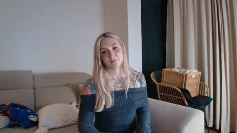 tattoobbgirl online show from April 18, 7:07 pm