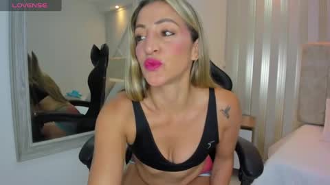 Snapshot of tayra_pradit chatting on January 27, 7:56 pm tayra online show from January 27, 7:56 pm