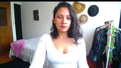 Snapshot of thaliacooper chatting on January 13, 6:59 pm online show from January 13, 6:59 pm