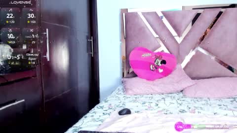 TheChicaNextDoor  online show from April 4, 11:14 pm